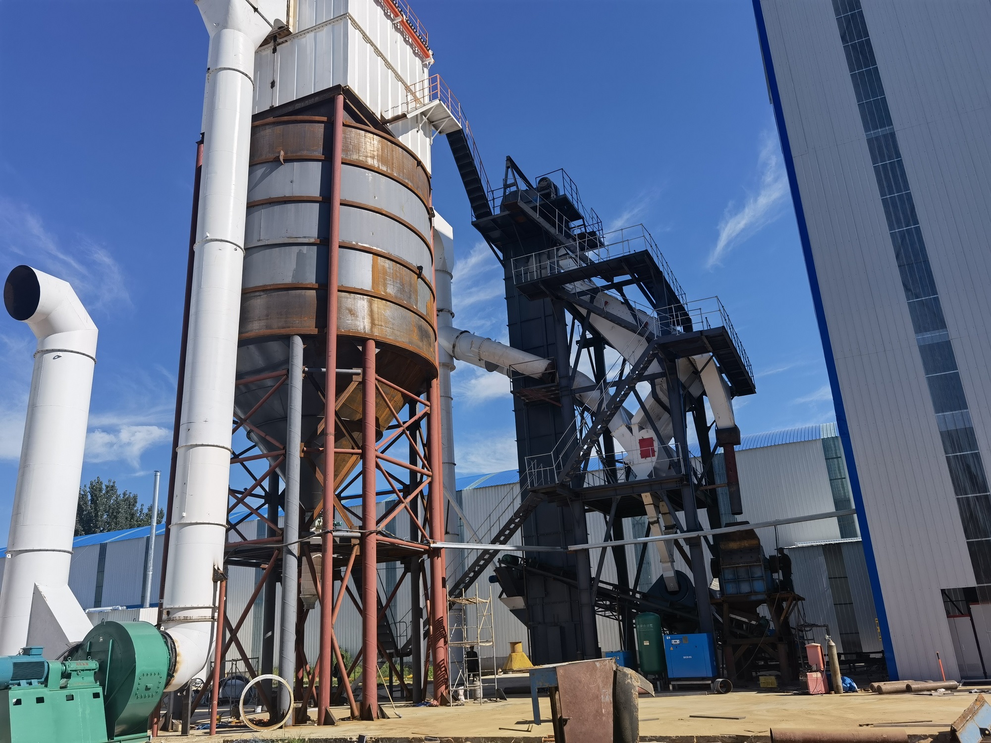 投資石灰石制砂生產(chǎn)線如何選擇設(shè)備？制砂樓怎么樣？